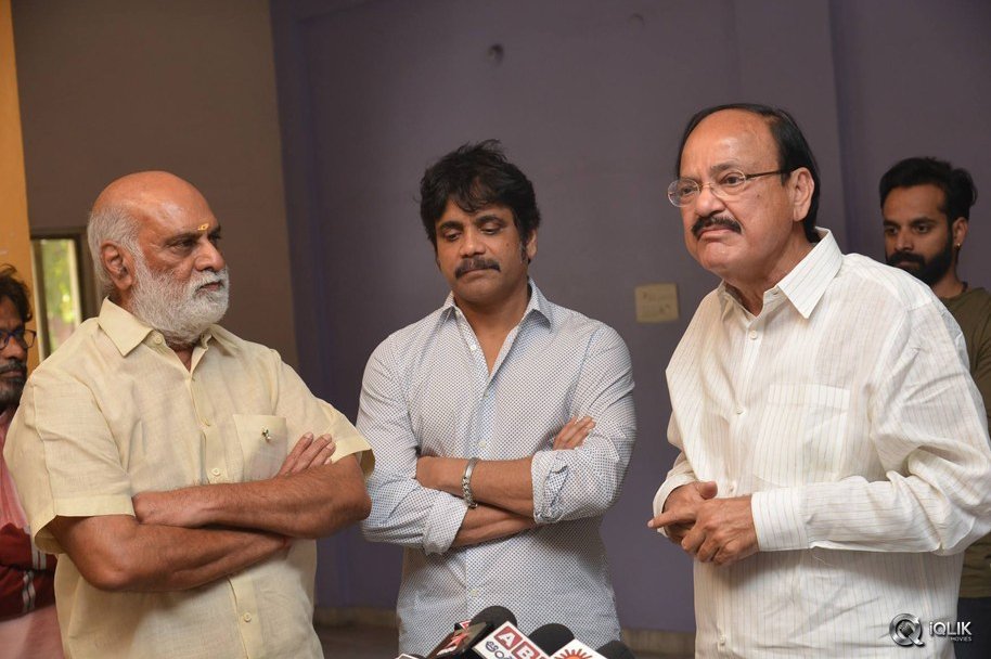 Venkaiah-Naidu-at-Om-Namo-Venkatesaya-Movie-Special-Show